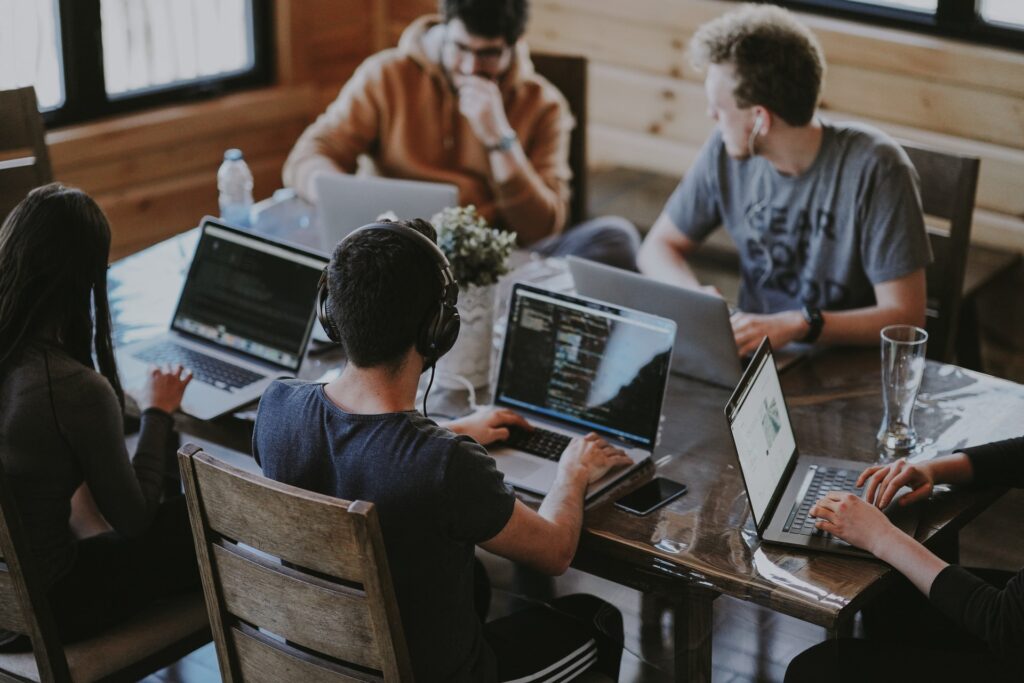 A Developer's Perspective: Working at a Corporate Environment vs. a Digital Community