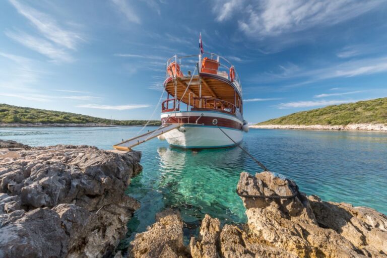 Hvar, a Croatian island that smells of lavender. Digital Nomad Guide
